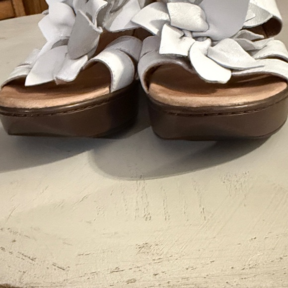 Clarks Merliah Raelyn Women's White Leather Bendable Floral Sandals size 9 - Picture 4 of 11
